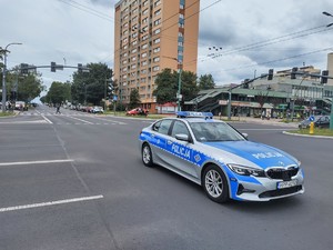 Na zdjęciu policyjny radiowóz na drodze.