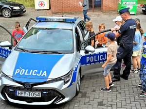 Zdjęcie. Umundurowani policjanci podczas spotkania z dziećmi