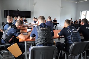 Na zdjęciu policjanci na sali podczas odprawy do służby.