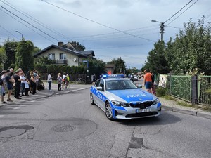 Na zdjęciu radiowóz uczestniczący w pilotażu kolarzy uczestniczących w wyścigu.