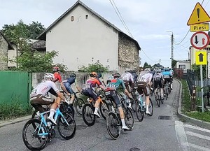 Na zdjęciu kolarze jadący na rowerach.