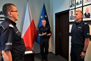 Zdjęcie. Widoczni umundurowani policjanci w sali