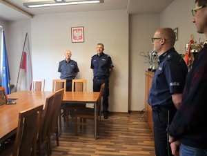 Zdjęcie. Widoczni umundurowani policjanci w sali.