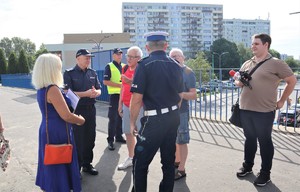 Na zdjęciu Komendant Miejski Policji w Tychach oraz Naczelnik Wydziału Ruchu Drogowego tyskiej komendy rozmawiający z dwoma mężczyznami.