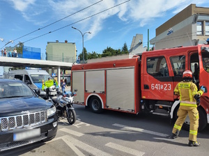 Na zdjęciu wóz straży pożarnej, radiowóz oraz motocykl policyjny.