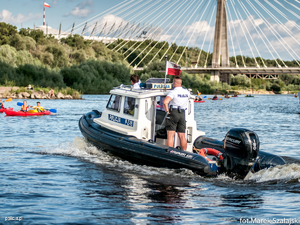 policyjni wodniacy na łodzi czuwają nad bezpieczeństwem kajakarzy