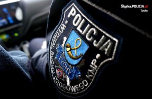Na zdjęciu naszywka na policyjnym mundurze z napisem Komenda Miejska Policji w Tychach.