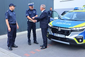 Na zdjęciu radiowóz,  Komendant Miejski Policji w Tychach oraz Prezydent Miasta Tychy, przekazujący kluczyk do samochodu Naczelnikowi Wydziału Drogowego.