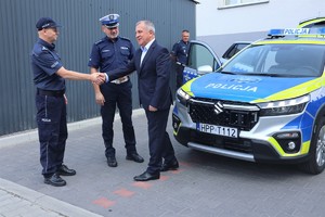 Na zdjęciu radiowóz, Komendant Miejski Policji w Tychach, Naczelnik Wydziału Ruchu Drogowego w Tychach oraz Prezydent Miasta Tychy.