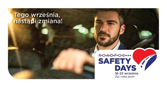Na plakacie mężczyzna siedzący za kierownicą pojazdu. W lewym górnym rogu napis o treści:  Tego września nastąpi zmiana. Na dole w prawym rogu napis: Roadpol Safety Days 16-22 września Żyj i ratuj życie.