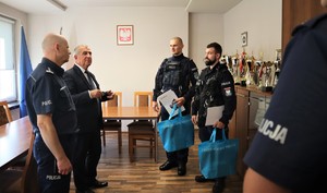 Na zdjęciu Prezydent Miasta Tychy, Komendant Miejski Policji w Tychach oraz dwóch wyróżnionych policjantów.