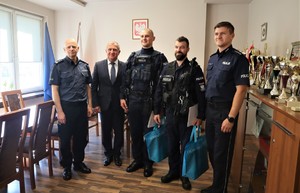 Na zdjęciu Prezydent Miasta Tychy, Komendant Miejski Policji w Tychach, zastępca Naczelnika Wydziału Prewencji oraz dwóch wyróżnionych policjantów.