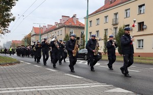Na zdjęciu policjanci z Orkiestry Komendy Wojewódzkiej Policji w Katowicach, uczestniczący w przemarszu.