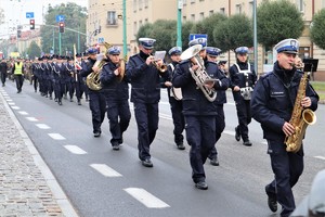 Na zdjęciu policjanci z Orkiestry Komendy Wojewódzkiej Policji w Katowicach podczas przemarszu.