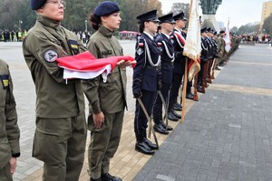 Na zdjęciu uczniowie klas mundurowych. Jeden z uczniów trzyma złożoną flagę Polski.