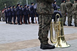Na zdjęciu członek orkiestry wojskowej z instrumentem.