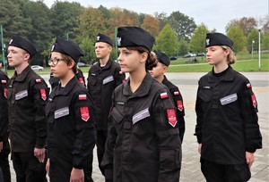 Na zdjęciu uczniowie klasy mundurowej.