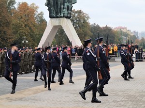 Na zdjęciu uczniowie kompanii reprezentacyjnej podczas pokazu musztry paradnej.