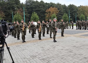 Na zdjęciu występ orkiestry wojskowej.