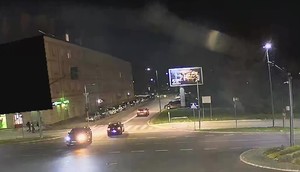 Na zdjęciu kadr z nagrania monitoringu miejskiego, na którym widoczne jest skrzyżowanie oraz trzy pojazdy. Jeden z nich stoi przodem do kamery, dwa z nich tyłem.