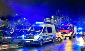 Na zdjęciu radiowóz Policji, wóz straży pożarnej oraz karetka pogotowia podczas obsługi zdarzenia drogowego.
