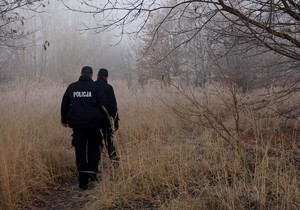 Na zdjęciu dwóch umundurowanych policjantów.