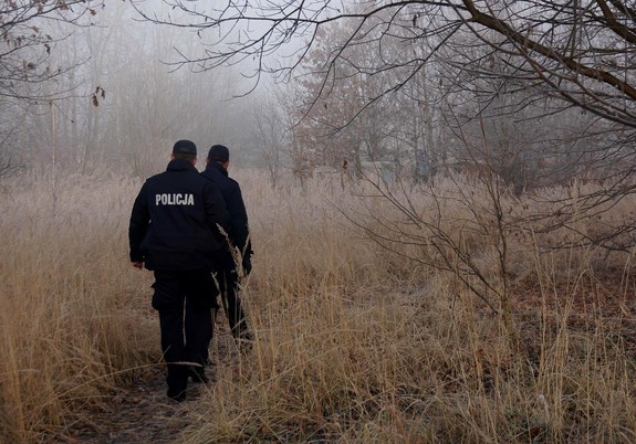 Na zdjęciu dwóch umundurowanych policjantów.