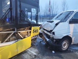 Na zdjęciu pojazdy uczestniczące w zdarzeniu drogowym.