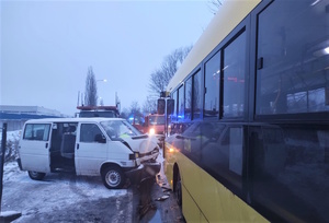 Na zdjęciu pojazdy uczestniczące w zdarzeniu drogowym.