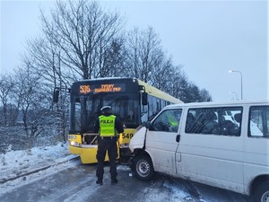 Na zdjęciu policjant oraz pojazdy uczestniczące w zdarzeniu drogowym.