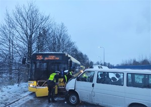 Na zdjęciu pojazdy uczestniczące w zdarzeniu drogowym.