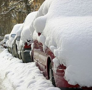 Na zdjęciu zaśnieżone samochody