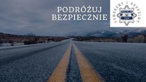 Grafika przedstawia drogę. W prawym górnym rogu grafika z logiem Policji oraz napisem Podróżuj bezpiecznie.