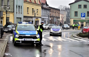 Zdjęcie przedstawia policyjne radiowozy podczas orszaku Trzech Króli w Tychach.