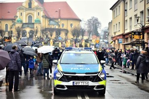 Zdjęcie przedstawia policyjny radiowóz podczas orszaku Trzech Króli w Tychach.