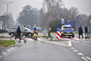 Zdjęcie przedstawia policyjne radiowozy podczas orszaku Trzech Króli w Tychach.