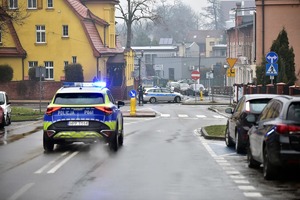 Zdjęcie przedstawia policyjne radiowozy podczas orszaku Trzech Króli w Tychach.