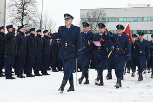Kompania honorowa oraz nowo przyjęci policjanci podczas uroczystości.