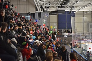 Na zdjęciu trybuny z kibicami podczas meczu hokeja na rzecz Wielkiej Orkiestry Świątecznej Pomocy
