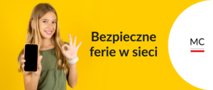 Uśmiechnięta dziewczynka ze smartfonem. Logo Ministerstwa Cyfryzacji. Bezpieczne ferie w sieci.