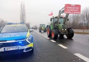 Policyjny radiowóz podczas protestu rolników.