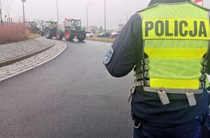 Policjant zabezpieczający protest rolników.