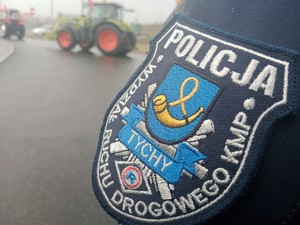 Naszywka na mundurze policjanta zabezpieczającego protest rolników.