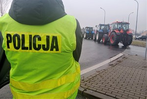 Policjant zabezpieczający protest rolników.