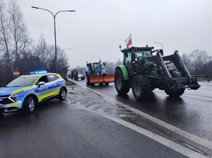 Policyjny radiowóz podczas protestu rolników.