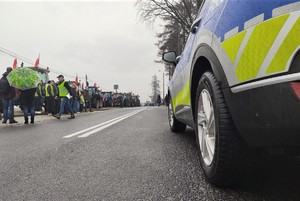 Policyjny radiowóz podczas protestu rolników.