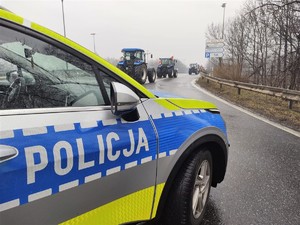 Policyjny radiowóz podczas protestu rolników.