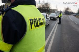 Na zdjęciu policjanci podczas sprawdzania stanu trzeźwości kierujących.