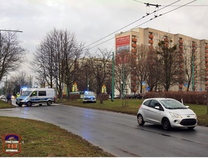 Na zdjęciu dwa policyjne radiowozy oraz samochód osobowy stojący na jezdni.