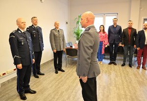 Na zdjęciu policjanci podczas uroczystości związanej z pożegnaniem odchodzącego na emeryturę podkomisarza Przemysława Dąbrowskiego